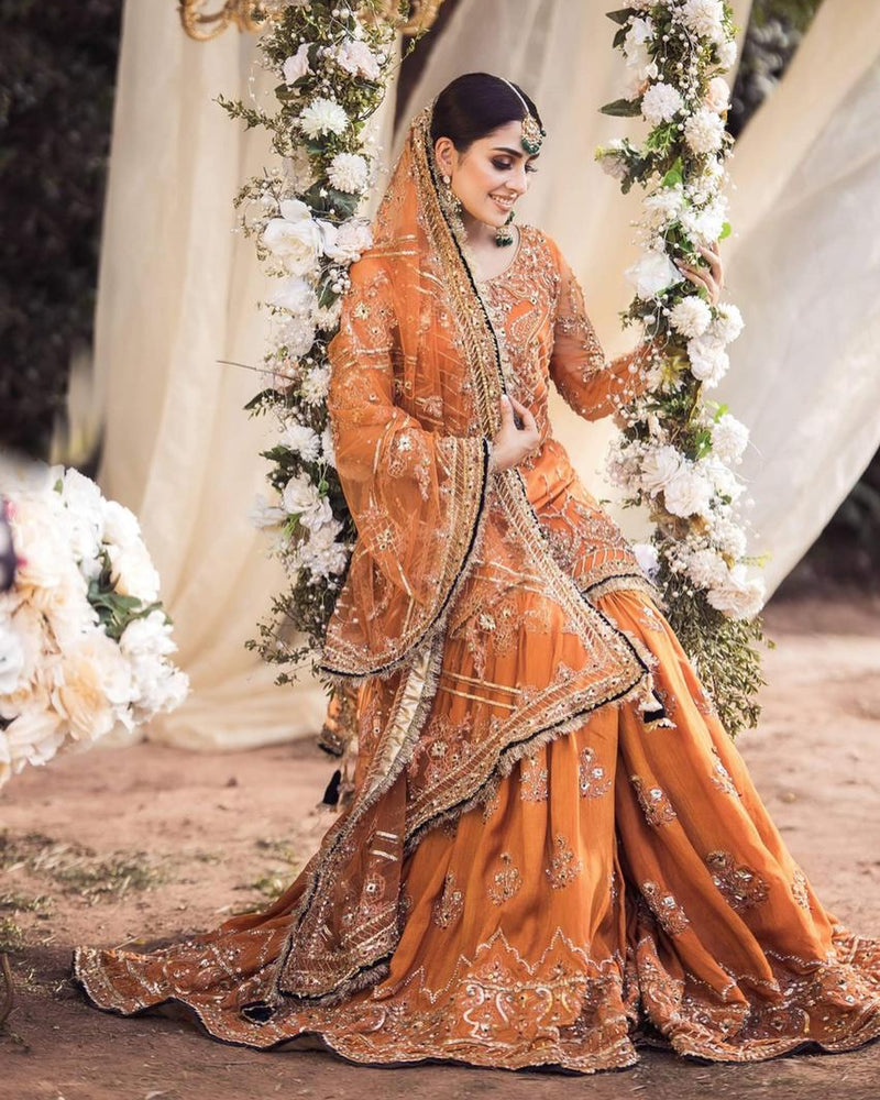 ayeza khan orange dress Ayeza Khan dazzles fans in gorgeous orange bridal dress. The Chupke Chupke star did a stunning bridal shoot for Royli Salon in designer Maha Wajahat Khan's beautiful ensemble @ayezakhan.ak Read more on